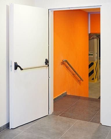 pintu besi kedap udara