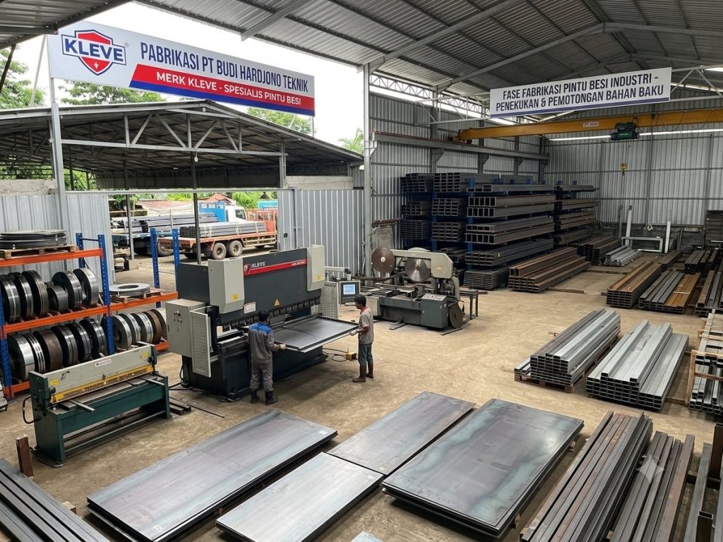 Foto Pabrikasi Pintu KLEVE
