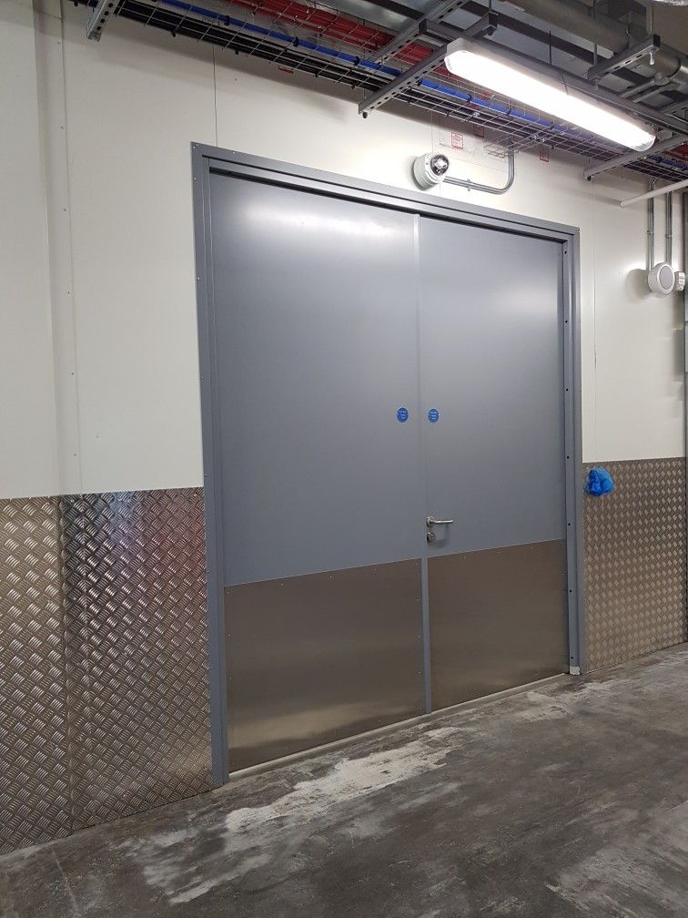 Pintu Swing Gudang