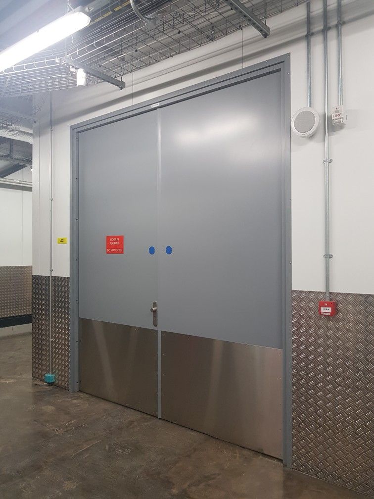 pintu gudang swing